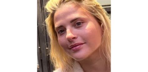 kelly vedovelli sans maquillage|Kelly Vedovelli se montre sans maquillage : son look。